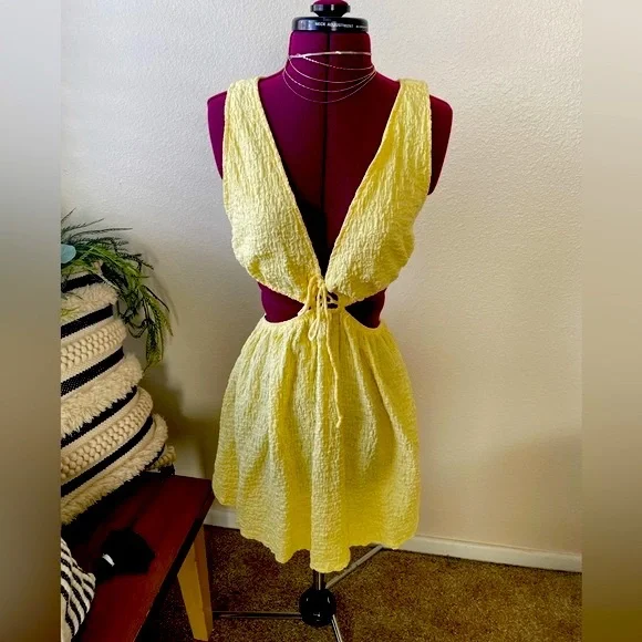 NWT Yellow Cutout Lace-Up Mini Dress Size L - Picture 3 of 5